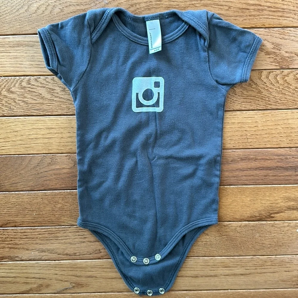 💙🩶 AMERICAN APPAREL Onesies Facebook & Instagram logo 6-12 months baby bundle